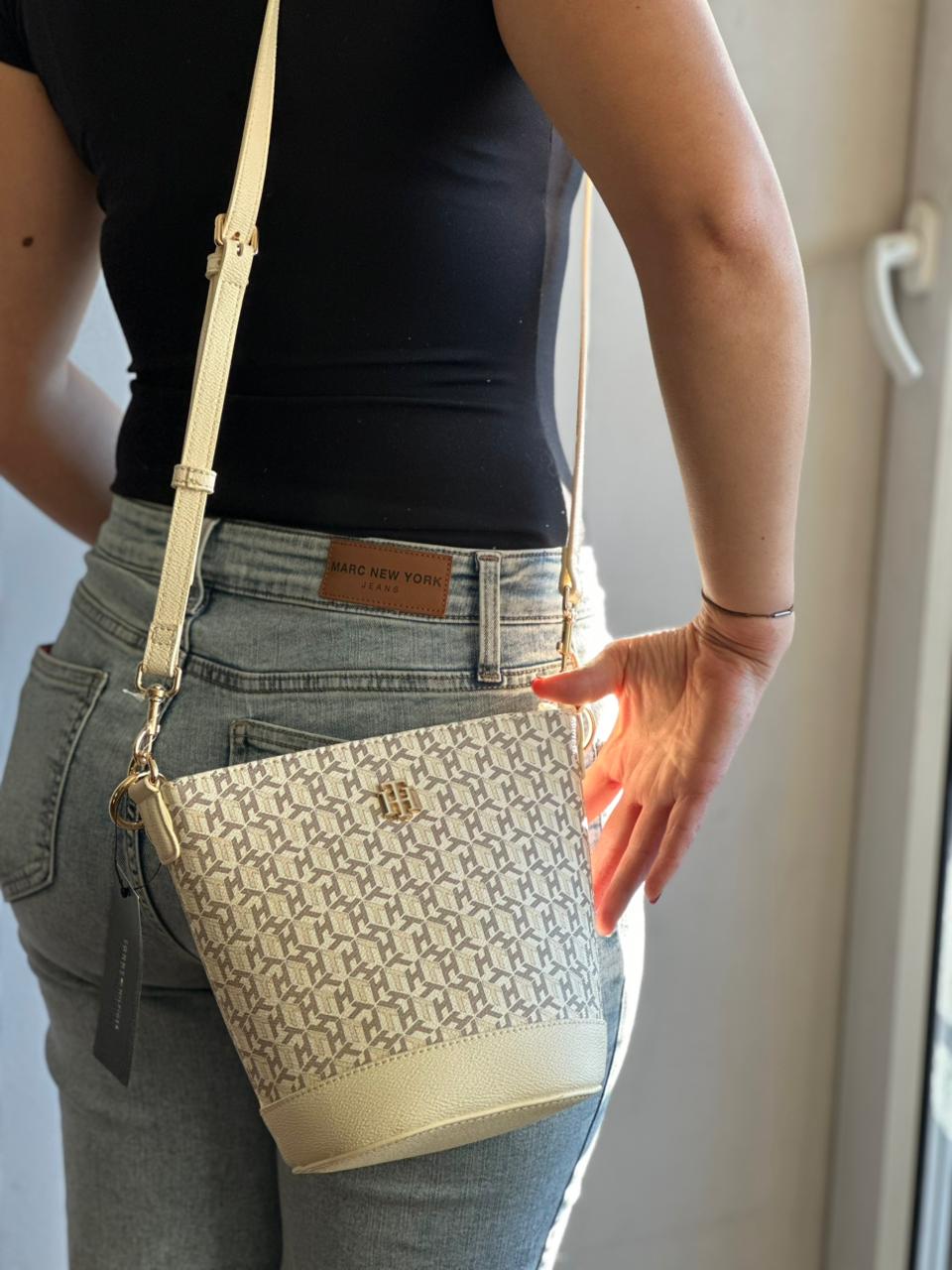 Cartera Tommy Monogram Beige Tote Crossbody