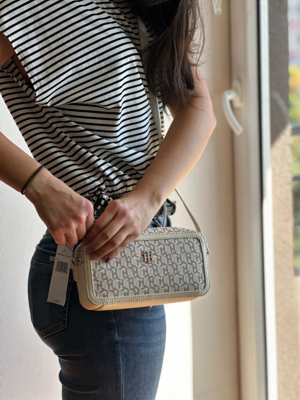 Cartera Tommy Monogram Crossbody