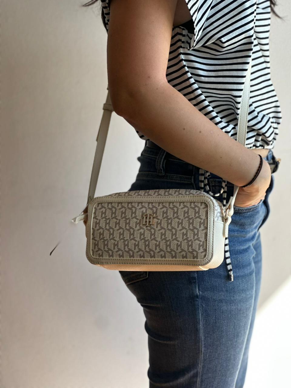 Cartera Tommy Monogram Crossbody