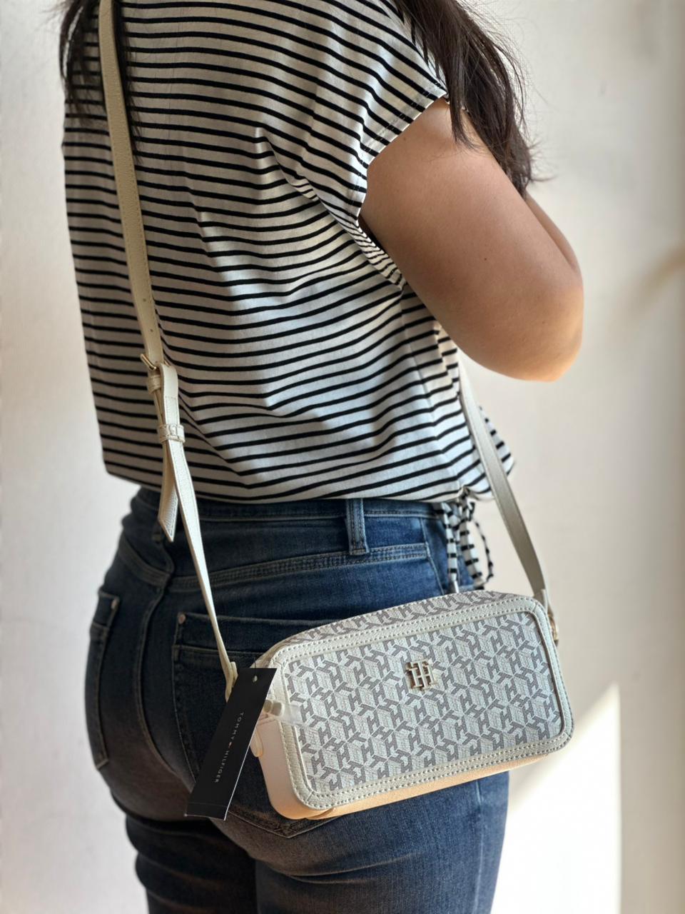 Cartera Tommy Monogram Crossbody