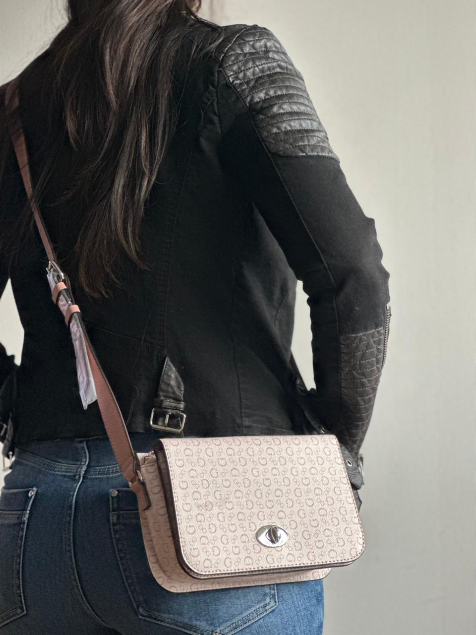 Guess Crossbody Rosé con Logo